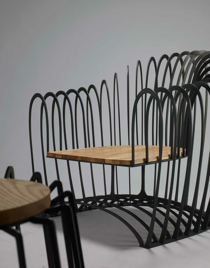 möbeldesign ask trä svart stål säte