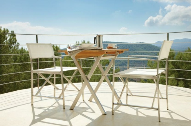 Balkong trädgård uteplats möbler fällbord vita stolar korsben