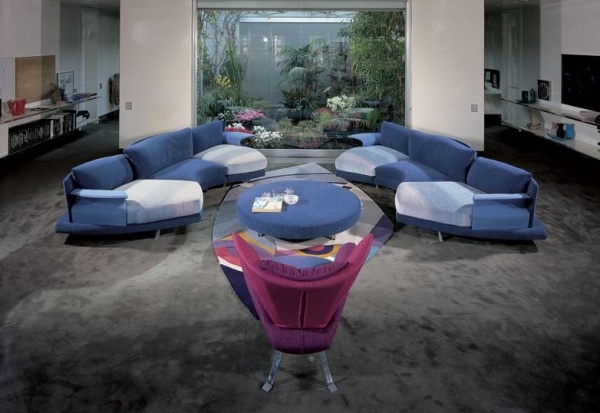 Blå-soffa-set-grå-matta-glas-bord