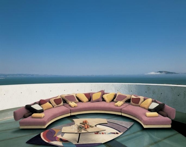 Utsikt-hav-rund-fåtölj-litet-soffbord