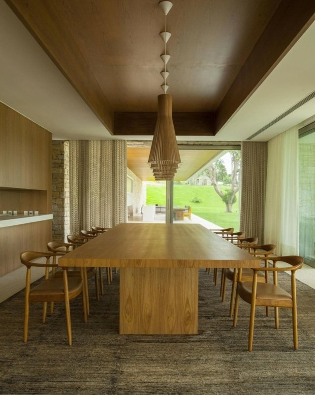 Matsalsstolar bord massivt trä glasfronter gardiner