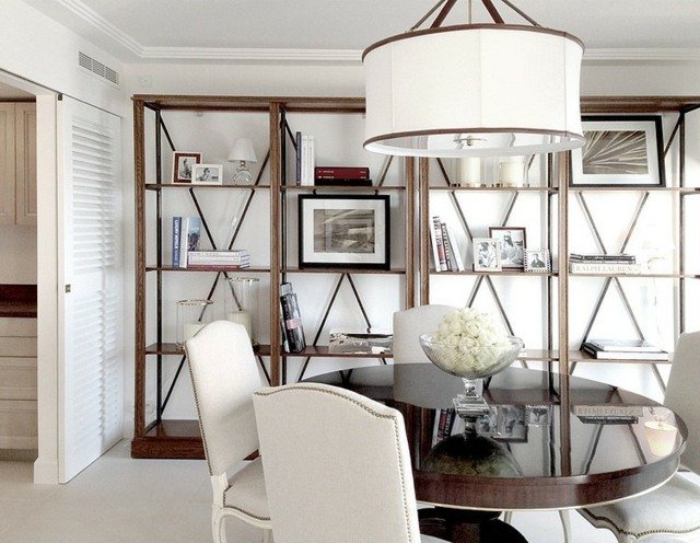 massiv möbel vägghylla vita stolar hängande lampa