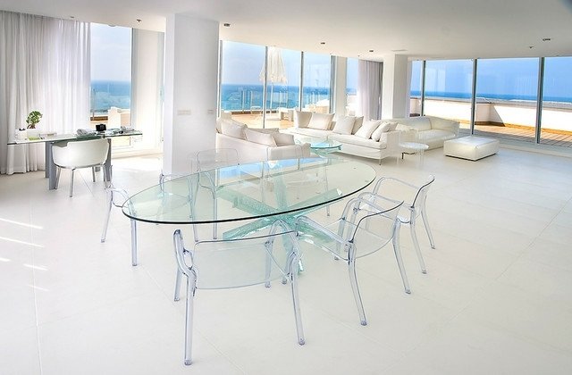 Matbord akryl stolar vit betong golv idéer tak
