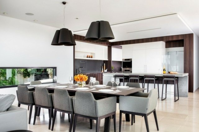 modern interiör neutrala färger svart hängande stoppade stolar
