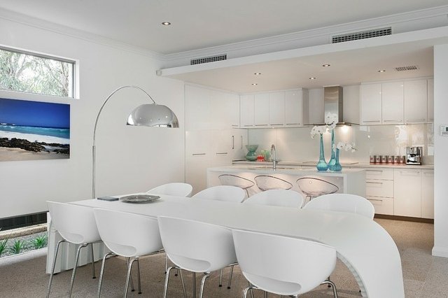 helt vita stolar matbord golvlampa metall modernt minimalistiskt kök