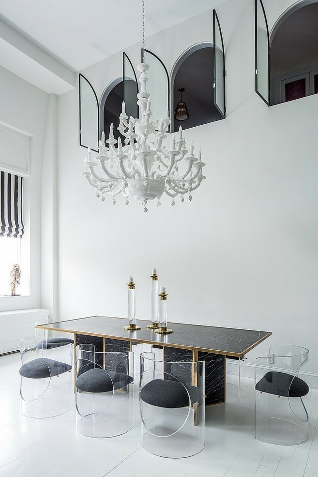 eklektisk inredning bord akrylstolar vita väggar moderna