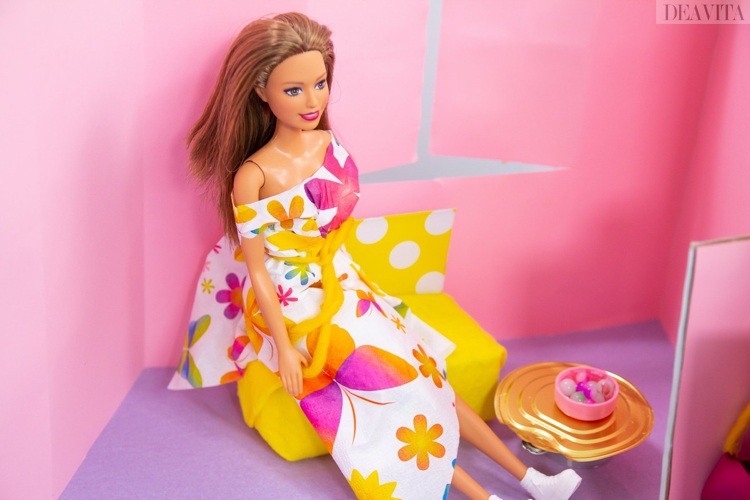 Möbler till dockhuset Barbie vardagsrum soffa soffbord dekoration själv