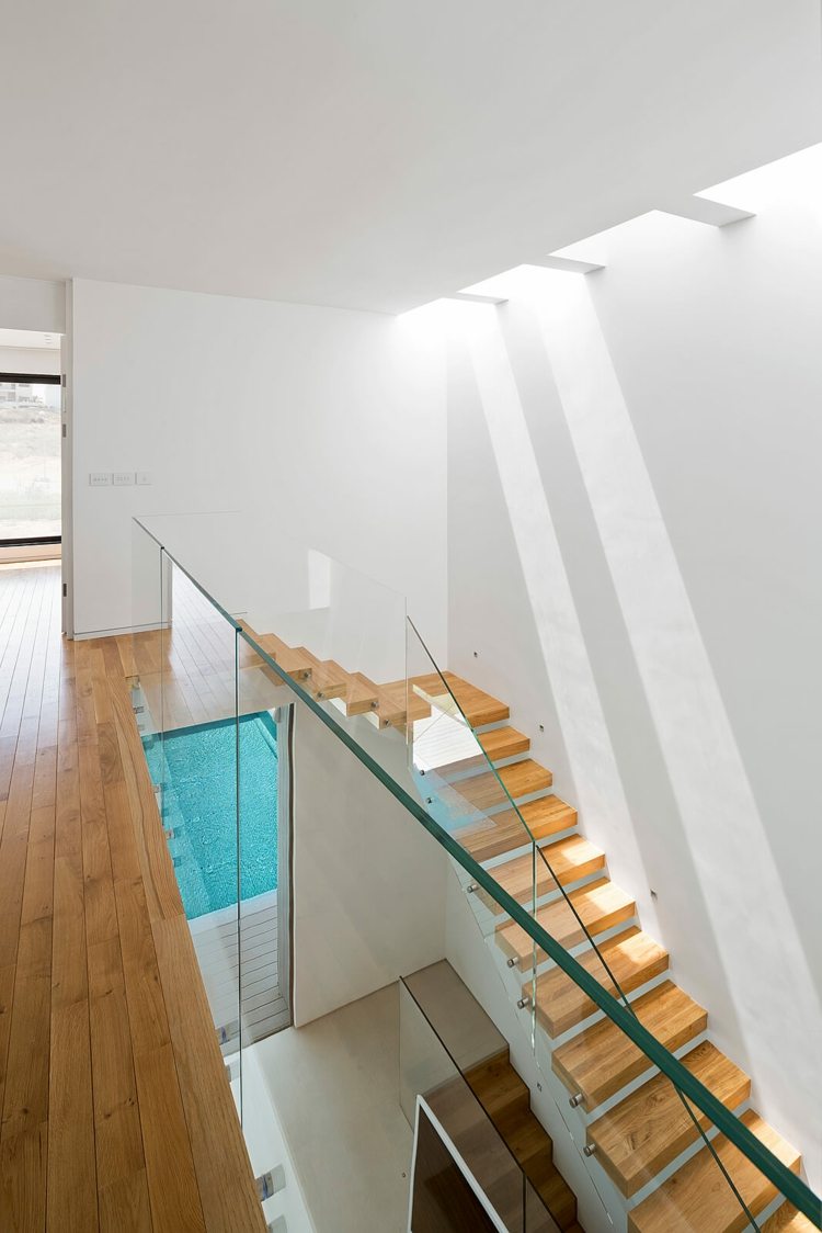möbler-grå-trappor-trästeg-glas-räcken-vit-väggfärg
