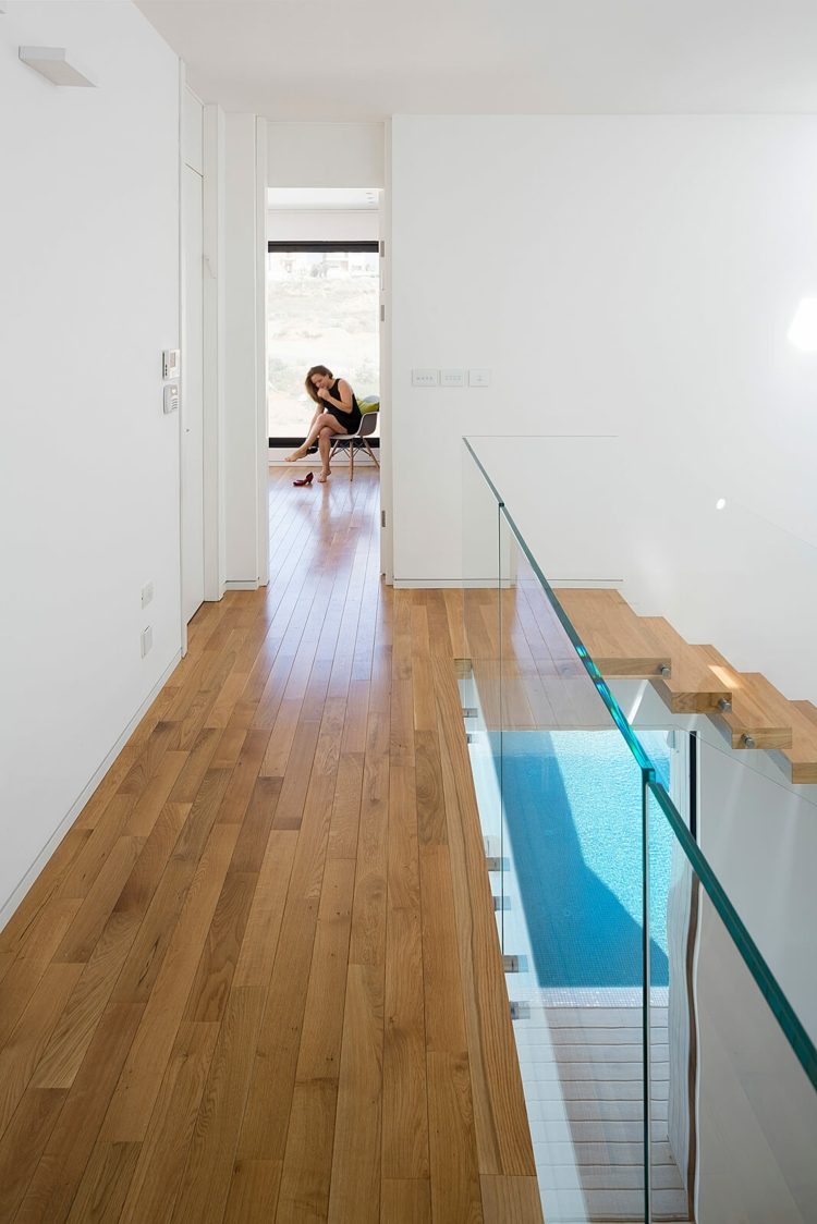 möbler-grå-korridor-parkett-laminat-vägg-design-enkel