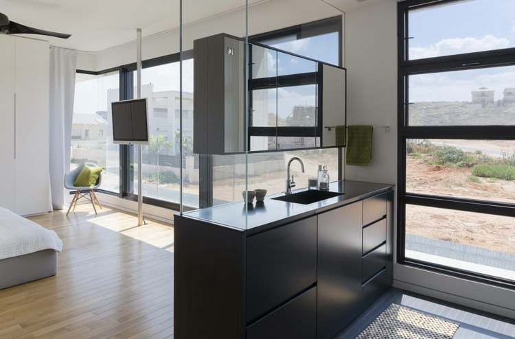 möbler-grå-svart-badrum-skåp-modern-spegel-glas-vägg