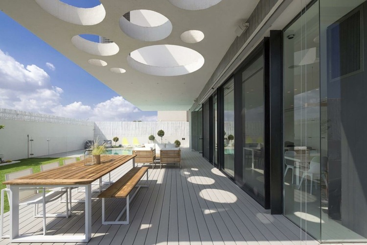 möbler-grå-modern-terrass-takhål-design-matbord
