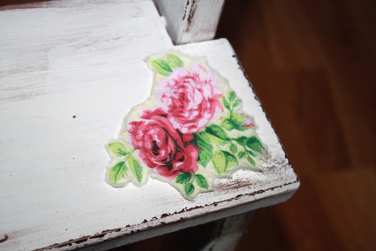 Shabby-chic-gör-det-själv-instruktioner-ros-motiv-decoupage