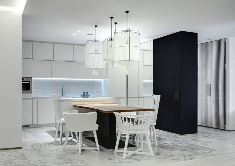 sten-accent-vägg-vit-kök-design-interiör-belysning-kaklade spegel
