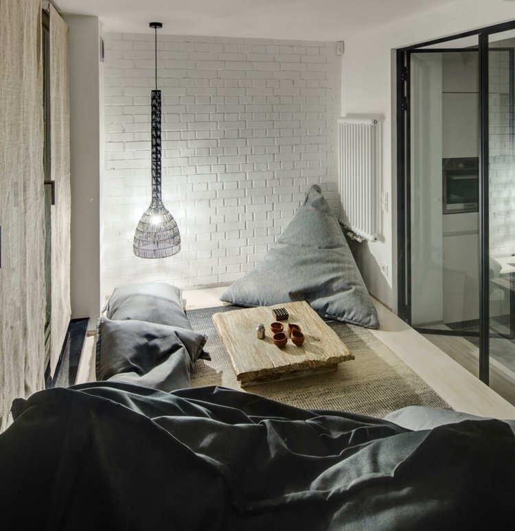 sten accentvägg i vit tegelvägg design-fönster front-trä soffbord