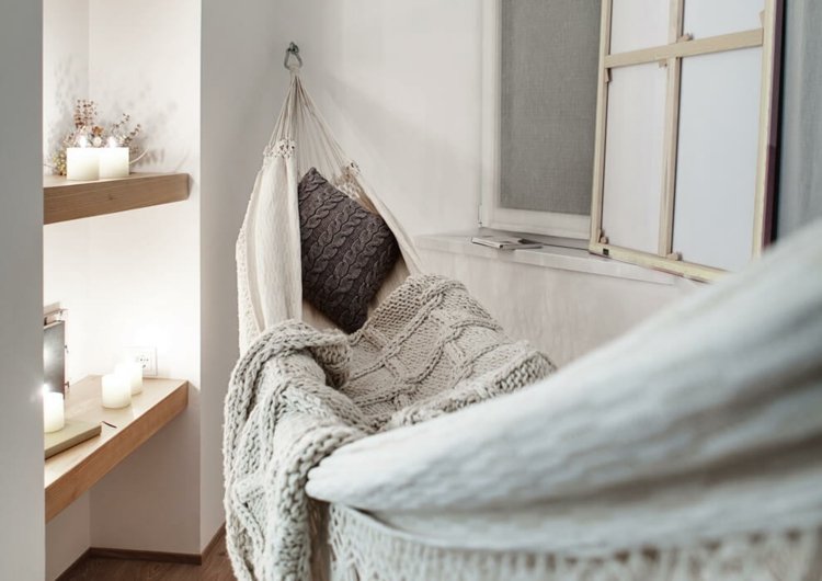 sten-accent-vägg-vit-relax-hängmatta-hylla-vägg nisch-romantisk