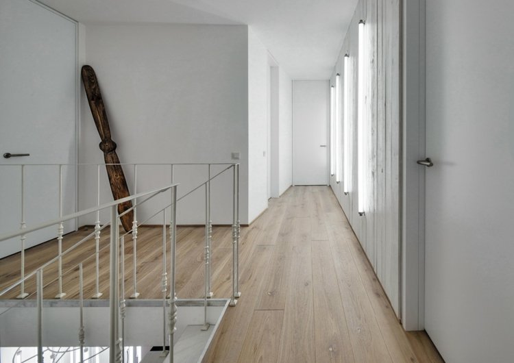 grus-accent-vägg-vit-hall-minimalistisk-laminat-deco-vägg-design-neutral