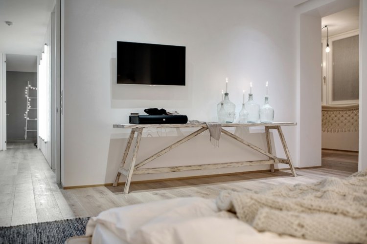 grus-accent-vägg-vit-sidobord-tv-deco-trä-golv