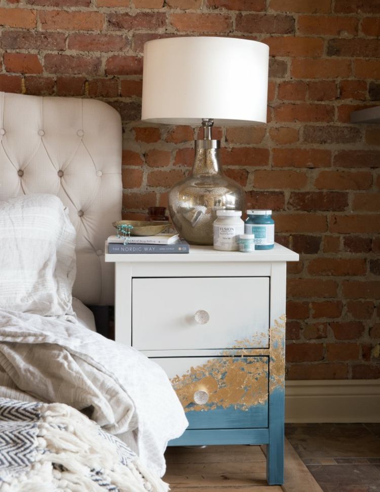 Ikea möbler utsmyckning med bladguld - ett modernt sängskåp i blått och vitt