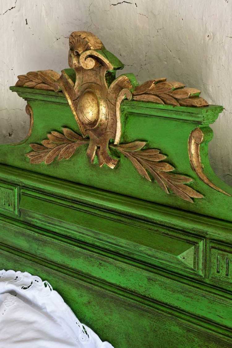 Försköna en sänggavel med grön färg och bladguld
