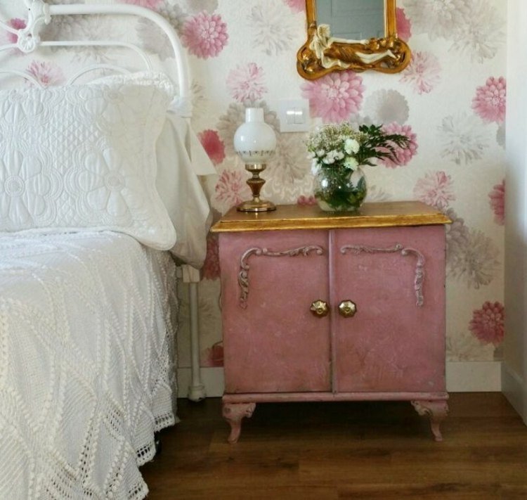 Inspiration för ett litet sängbord i dammigt rosa och guld