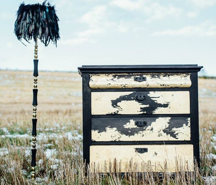 Försköna möbler med bladguld - en svart byrå med guld accenter