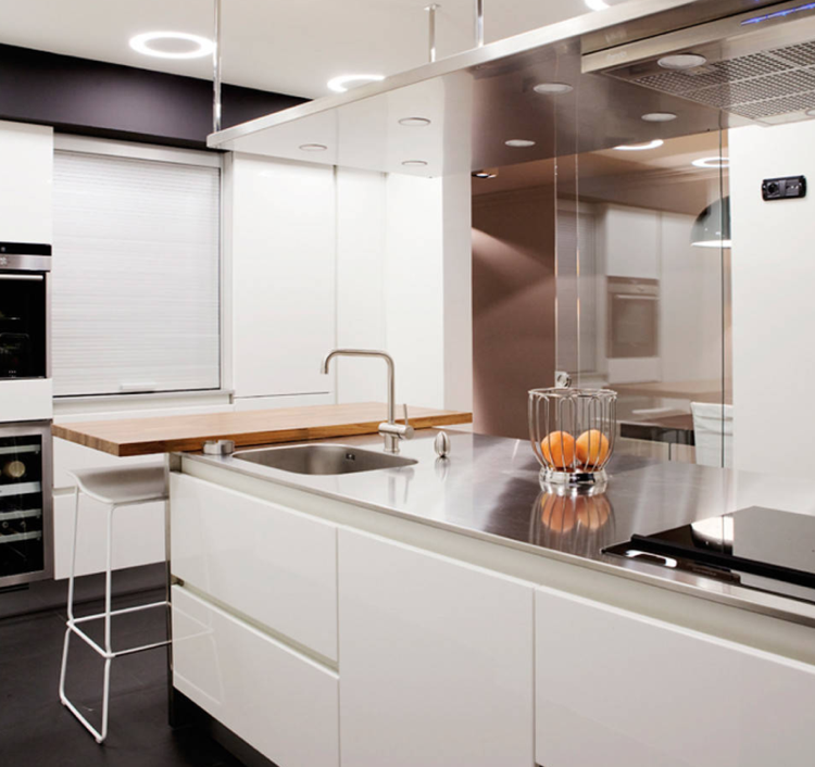 vita möbelluckor i ett modernt kök