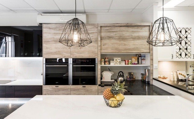 Rullgardiner i trä ser bra ut med svartvitt i det moderna köket