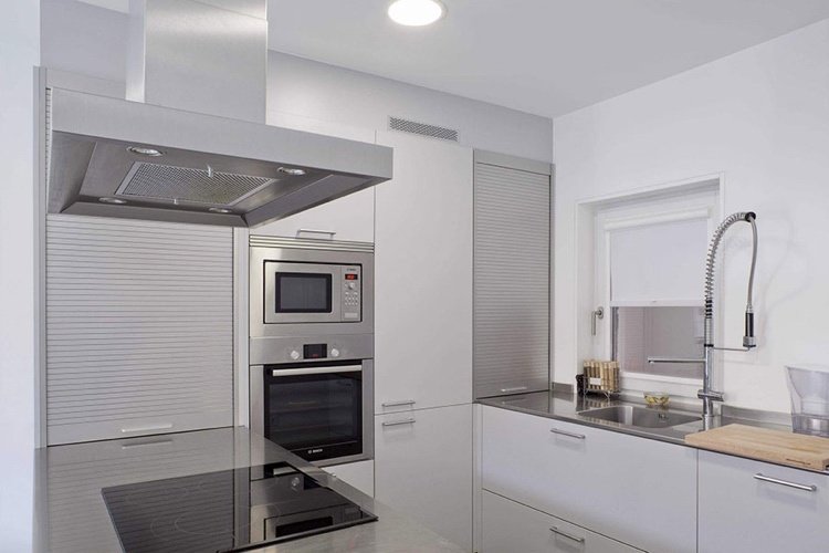 Aluminiumluckor i köket passar bra med vitvaror i rostfritt stål och gråa bänkskivor