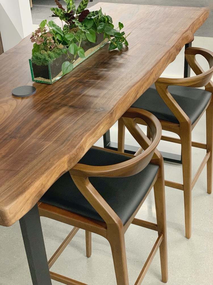 Möbeltrender 2021 Matbord i massivt trä och matchande stolar