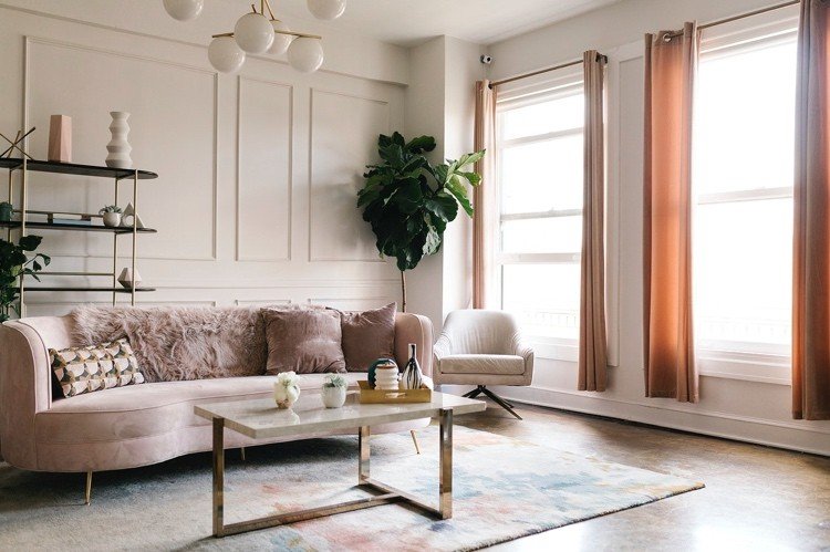 möbeltrender 2021 vardagsrum med soffa i pulverfärg