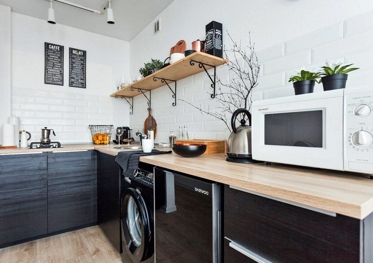 Kök med industriell stil i svart, vitt och trä