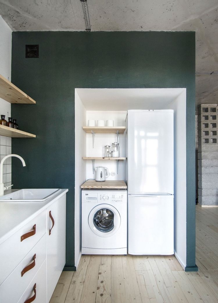 tvättmaskin bredvid kylskåp i köket vibrationer