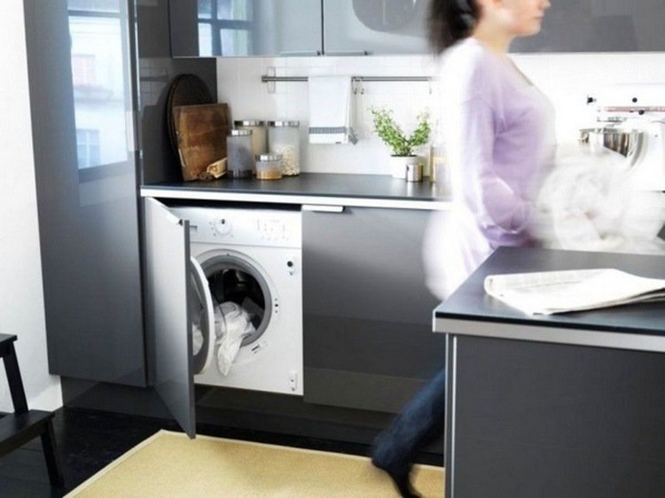 tvättmaskin i kök med dörr