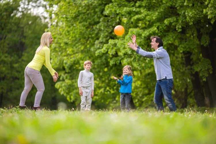 Gå en promenad och kasta bollen utan att den faller på marken
