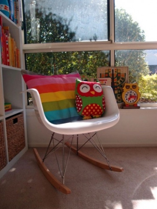 flickbarnsrum med färgglad dekorationsstol