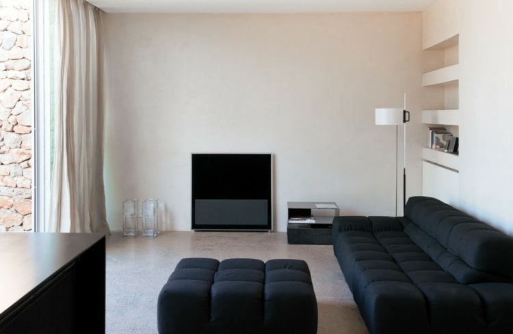 Medelhavet och modern inredning vardagsrum-idé-svart-läder-soffa