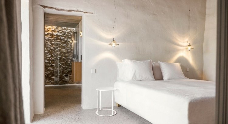 medelhavs-modern-möblering-säng-sovrum-vägglampor-sängbord