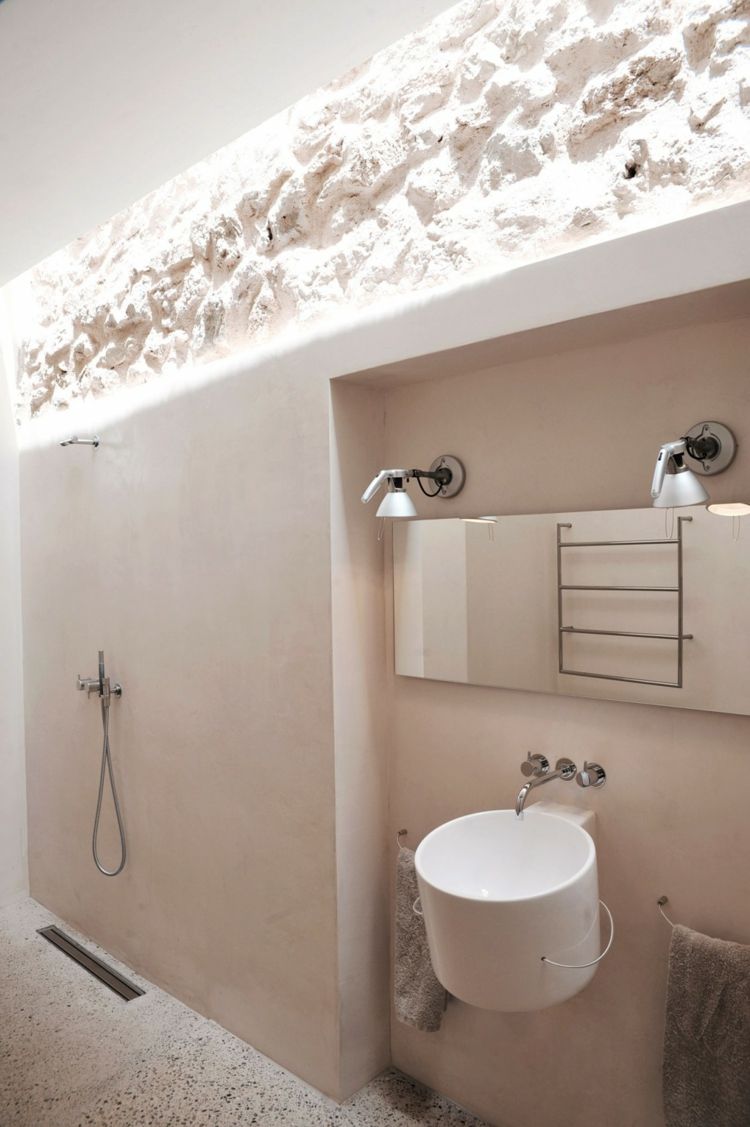 Medelhavet-modern-inredning-vägg-nisch-spegel-öppen-dusch