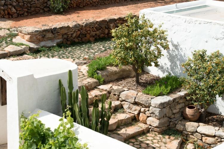 Medelhavet-modern-möblerad-trädgård-terrasser-bet-sten