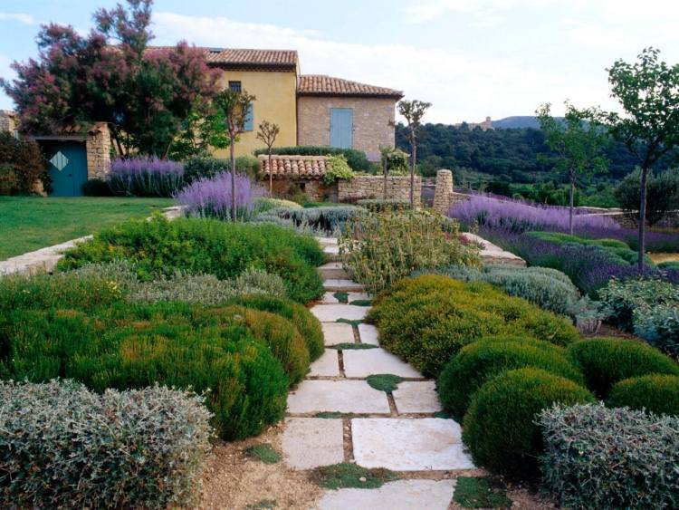 Medelhavet-trädgård-design-trottoar-buskar-lavendel-hus-rustik-stig
