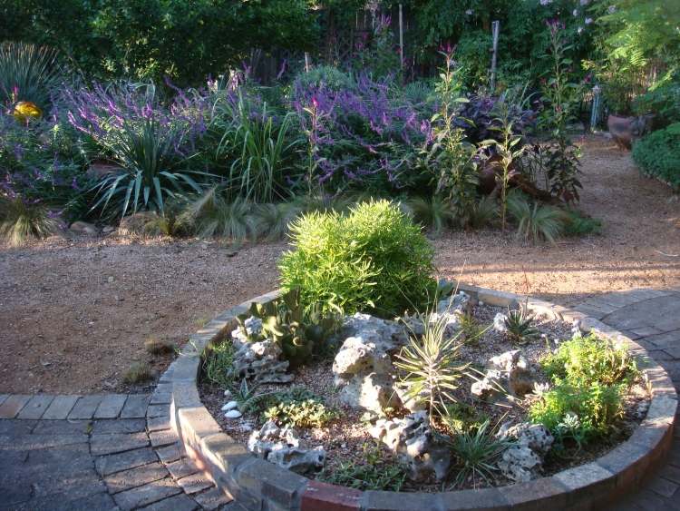 Medelhavet-trädgård-design-rund-sten-skägg-blomma-buskar-mark täck-trottoar