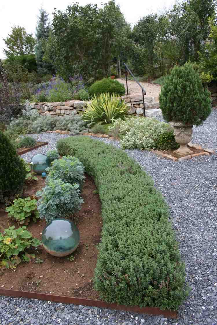 Medelhavet-trädgård-design-grus-växter-cypress-buskar-vackra