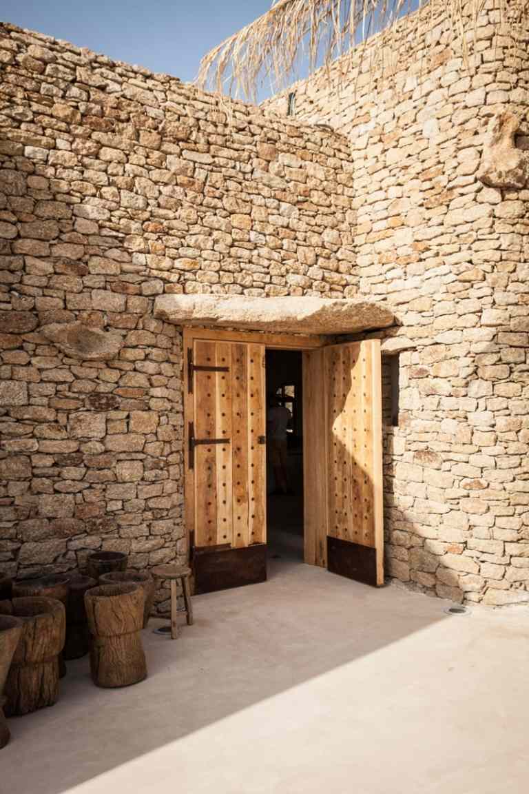 Medelhavs-terrass-kalksten-natur-trä-grindörr-autentiskt utseende