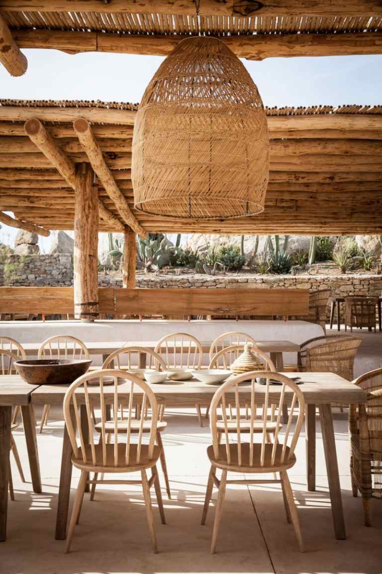 medelhavs-terrass-kalksten-grekland-korgstolar-matbord-tallrikar-tak-traditionella