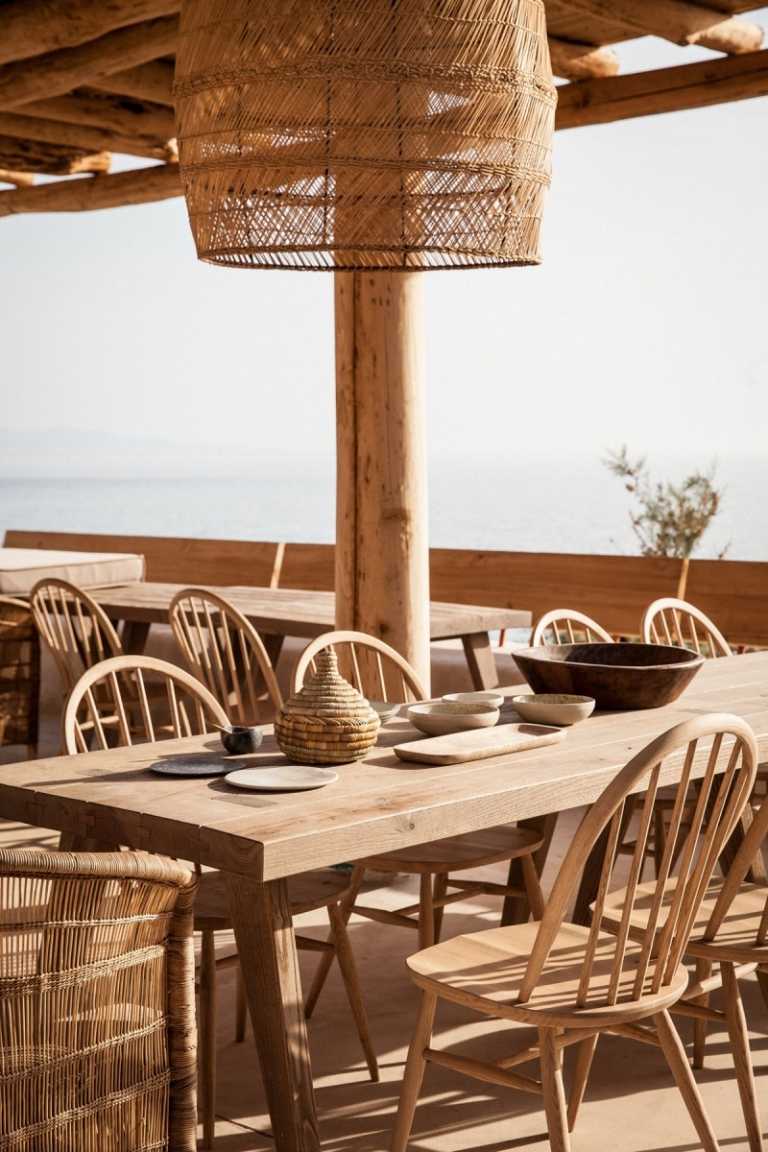 medelhavs-terrass-kalksten-grekland-korg-trädgårdsmöbler-matbord-stolar-porslin