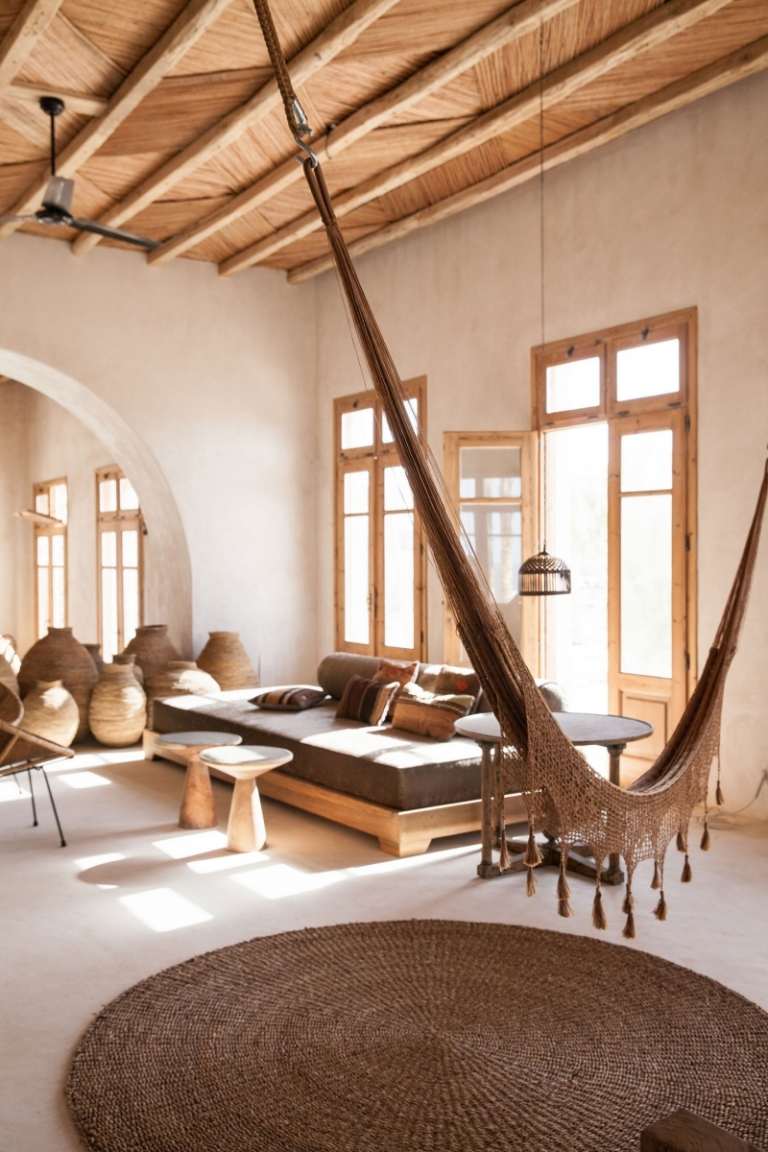 mediterranes-rum-naturligt trä-trätak-hängmatta-jute matta-daybed-fönster-kannor