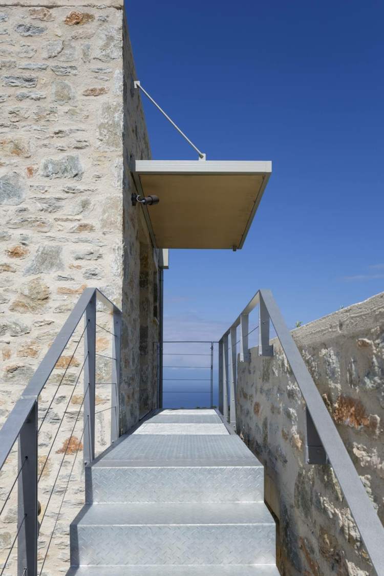 Medelhavet-vägg-sten-entré-tak-modern-metall-trappor