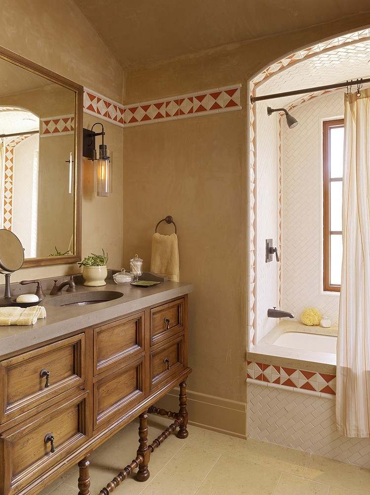 medelhavs-vägg-design-badrum-beige-önsketeknik-mosaikplattor-rött-vitt-trä-skåp
