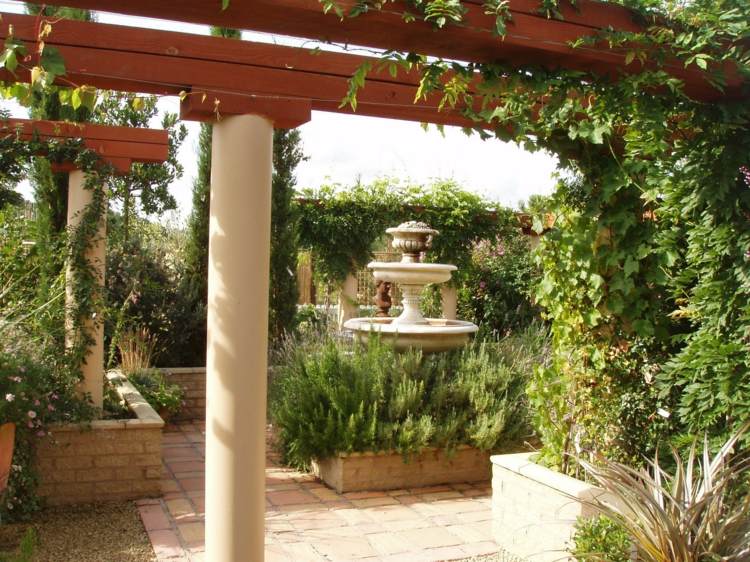 Medelhavet trädgård trädgård design-vintergröna-växter-vinstockar-blommor-sten fontän-skulptur
