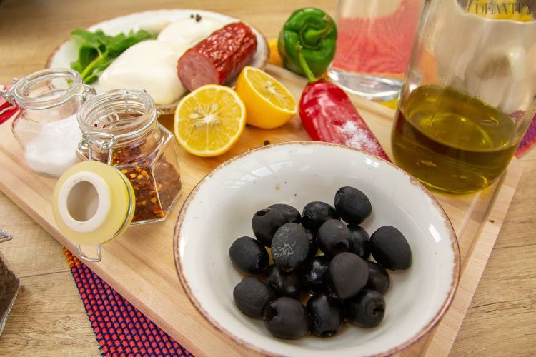 medelhavspasta salladsprodukter ingredienser svarta oliver citron salami peppar flingor